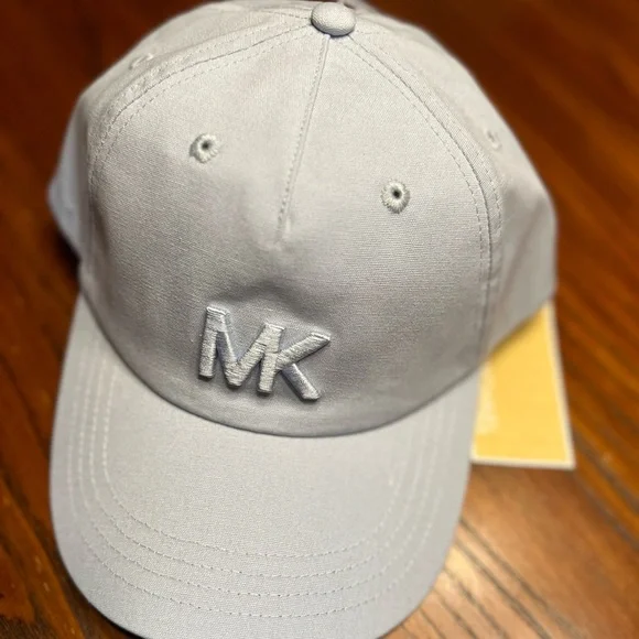 Unisex Michael Kors hat - Picture 4 of 4